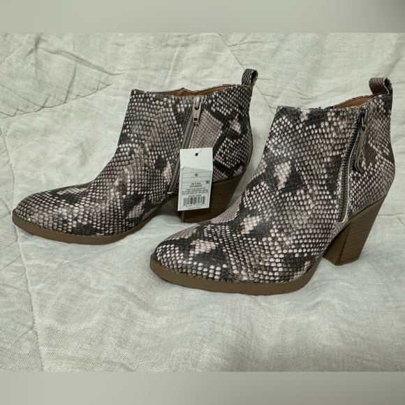 Universal Thread Shoes - Universal Thread Faux Snakeskin Ankle Heel Booties Gray/Jameson Size 9.5